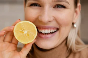 Citrus fruits and juices labeled as foods that damage teeth due to high acid content