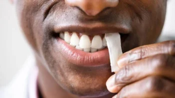 The Rise of Oral Nicotine Use and How it Might Affect Your Oral Health 4 Oral health risks associated with oral nicotine use shown in dental examination