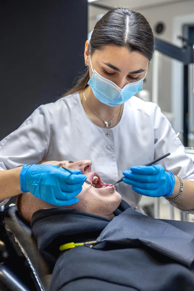 Signs a Tooth Cannot Be Saved – severely damaged tooth requiring dental evaluation.
